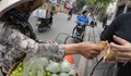 Xử phạt hàng rong bán cho du khách nước ngoài 200.000 đồng 1 túi táo nhỏ