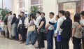 Giao dịch bất động sản tăng vọt, người dân nườm nượp xếp hàng từ sáng sớm chờ lấy số làm thủ tục