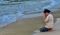 Rơi nước mắt hình ảnh người mẹ quỳ gối bên bờ biển ngóng tin con đang mất tích