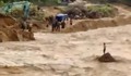 Video chiến sĩ công an lao vào dòng nước lũ cứu dân