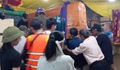Giữa dòng nước lũ, người dân Huế tất tả đưa quan tài lên xe tải chạy ngập