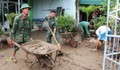 Bộ đội xắn quần lội bùn giúp dân dựng lại cuộc sống sau lũ
