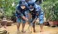 Học viên Hải quân dọn bùn đất giúp người dân vùng lũ 
