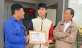 Tặng giấy khen cho chàng trai đu dây xuống dòng lũ dữ cứu người