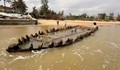 Tàu cổ dạt vào bờ biển Hội An (Đà Nẵng) sau bão số 13