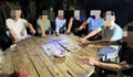 Bắt quả tang nhóm 8 người lắc bầu cua 'ăn thua' bằng tiền ở quán cà phê