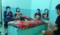 3 cô gái cùng 'phê pha' với 2 nam thanh niên trong nhà nghỉ