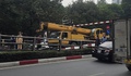 Xe cẩu 'chui' không lọt cầu vượt Thái Hà, húc đổ thanh hạn chế chiều cao, xe máy bị vạ lây