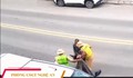 Cảnh sát dùng xe chuyên dụng đưa người đàn ông bất tỉnh bên lề đường đi cấp cứu