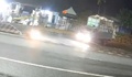 Khoảnh khắc xe máy chạy tốc độ cao tông cột biển báo, 2 người bị thương