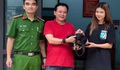 Sau gần 24 giờ, du khách nước ngoài nhận lại tài sản thất lạc