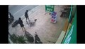 Nam thanh niên ra tay đánh gục cô gái giữa đường

