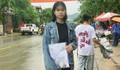 Cha qua đời trước ngày thi vài tiếng, nữ sinh đeo khăn trắng đi thi khiến ai cũng nghẹn lòng