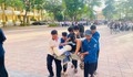 Áo xanh 'đội nắng' giúp thí sinh bị tai nạn vào phòng thi