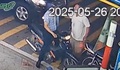 Gã đàn ông hung hãn chặn xe, phang gạch rồi đấm đá túi bụi vào mặt thầy giáo 