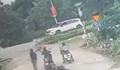 Clip: Nam thanh niên cứu cháu bé thoát chết trong tích tắc khi tàu hỏa lao đến