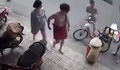 Phẫn nộ người phụ nữ cố tình đẩy đổ xe đậu hũ, khóc lóc để trục lợi tình thương