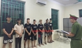 Khởi tố nhóm thanh niên chửi bới, ném vỏ chai vào xe ô tô đang lưu thông