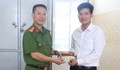 Trên đường đến nhà chị gái, Trung tá công an nhặt được số tiền lớn cùng nhiều giấy tờ cá nhân