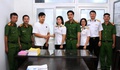 Nhặt được chiếc ví, nữ sĩ quan Hải quân giao nộp cho công an trả lại người đánh mất