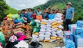 Người dân Lào liều mình vượt lũ, được người Việt cứu trợ