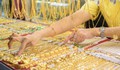Giá vàng hôm nay ngày 15/8 đồng loạt giảm mạnh