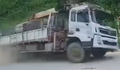 Video: Lật xe tải trên quốc lộ, chủ sạp hàng ven đường gặp nạn