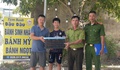 Nam thanh niên ở Hưng Yên bất ngờ bắt được động vật quý hiếm trên mái tôn