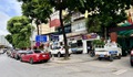 Biển 'Cấm dừng, cấm đỗ' bị thách thức ngay trước trụ sở Công an phường Giảng Võ
