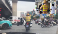 Hà Nội: CSGT mở đường 8 km, bế người phụ nữ bị co giật vào viện kịp thời