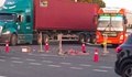 Va chạm với ô tô tải, người phụ nữ và bé gái tử vong thương tâm