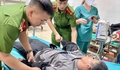 Công an đưa thanh niên nằm bất tỉnh giữa đường đi cấp cứu trong đêm