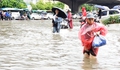 Ngập nặng giờ cao điểm, người Hà Nội vượt ‘biển nước’ về nhà