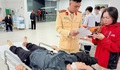 CSGT Hà Nội dùng xe chuyên dụng đưa người phụ nữ gãy chân đi cấp cứu đêm giao thừa