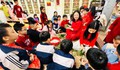 Sắc xuân tràn ngập, học sinh tiểu học hào hứng trải nghiệm gói bánh chưng dịp Tết
