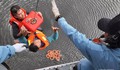 Cận cảnh chiến sĩ diễn tập đu cáp từ trực thăng cứu người giữa biển nước