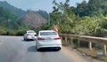 Để khách 'treo mình' bên cửa ô tô đang chạy, tài xế bị phạt nặng