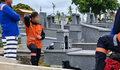 Đi đưa tang bạn, người đàn ông tử vong thương tâm khi ngồi lên mộ bố ruột