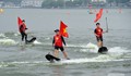 Mãn nhãn màn kéo cờ Tổ quốc trên ván lướt sóng ở hồ Tây