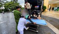 Người đàn ông co giật bên hồ Xuân Hương được công an đưa đi cấp cứu