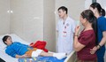 Xúc động khoảnh khắc giám đốc bệnh viện thăm cô giáo mất chân khi cứu học trò