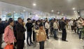 Sân bay Nội Bài chật kín người đón thân nhân về quê ăn Tết