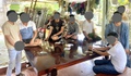 Phát hiện 8 người dùng vỏ hạt dưa đánh bạc