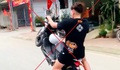 Trình diễn 'bốc đầu' xe máy điện giữa phố, nam thanh niên bị tạm giữ phương tiện