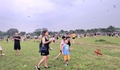 Thả diều - thú vui 'gây nghiện' mới của nhiều người Hà Nội: Mưa cũng chơi, tối vẫn đông kín bãi