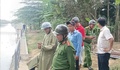 Cơ quan chức năng vào cuộc vụ người đàn ông đổ hàng loạt vỏ chai bia xuống sông ở Huế