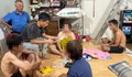 Đột kích phòng trọ, bắt quả tang người phụ nữ U60 cùng 3 người đang đánh bạc