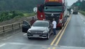Xác minh vụ ô tô Mercedes dừng giữa cao tốc, chặn xe đầu kéo để 'lời qua tiếng lại'