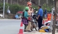 Video vợ mang chiêng 'làm lễ' khi chồng bị giữ xe do vi phạm nồng độ cồn