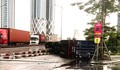 Xe container lật trên cầu vượt Lê Hồng Phong, giao thông ùn tắc kéo dài